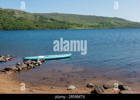 Stand Up Paddleboard auf Loch, Highlands Stockfoto