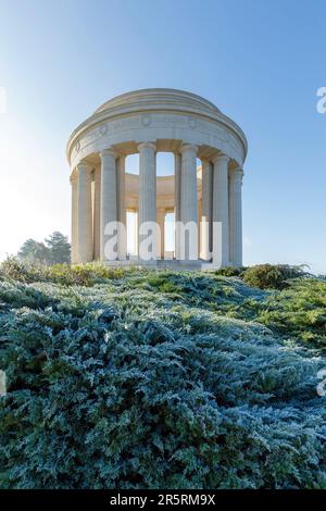 Frankreich, Maas, Lothringen Regional parc, Cotes de Meuse, Montsec, Butte de Montsec, Montsec Kriegsdenkmal des Bildhauers Egerton Swarthout, erbaut 1930 aus Euville-Kalkstein, erinnert an die Angriffe der amerikanischen Armee vom 12. bis 14. September 1918 und vom 9. bis 11. November 1918 auf die Einnahme der St. Mihiel Salient. In der Mitte der Kolonnade befindet sich eine Bronzekarte, die die Lage der St. veranschaulicht Mihiel Salient Fronts. Stockfoto