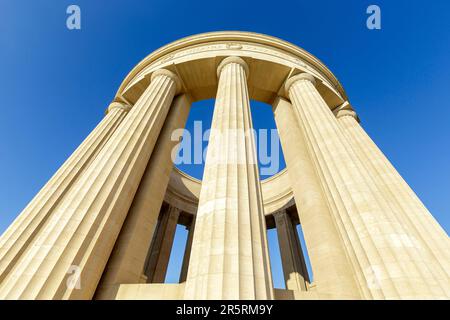 Frankreich, Maas, Lothringen Regional parc, Cotes de Meuse, Montsec, Butte de Montsec, Montsec Kriegsdenkmal des Bildhauers Egerton Swarthout, erbaut 1930 aus Euville-Kalkstein, erinnert an die Angriffe der amerikanischen Armee vom 12. bis 14. September 1918 und vom 9. bis 11. November 1918 auf die Einnahme der St. Mihiel Salient. In der Mitte der Kolonnade befindet sich eine Bronzekarte, die die Lage der St. veranschaulicht Mihiel Salient Fronts. Stockfoto