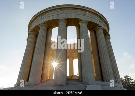 Frankreich, Maas, Lothringen Regional parc, Cotes de Meuse, Montsec, Butte de Montsec, Montsec Kriegsdenkmal des Bildhauers Egerton Swarthout, erbaut 1930 aus Euville-Kalkstein, erinnert an die Angriffe der amerikanischen Armee vom 12. bis 14. September 1918 und vom 9. bis 11. November 1918 auf die Einnahme der St. Mihiel Salient. In der Mitte der Kolonnade befindet sich eine Bronzekarte, die die Lage der St. veranschaulicht Mihiel Salient Fronts. Stockfoto