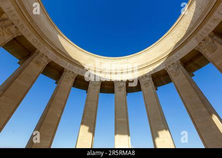 Frankreich, Maas, Lothringen Regional parc, Cotes de Meuse, Montsec, Butte de Montsec, Montsec Kriegsdenkmal des Bildhauers Egerton Swarthout, erbaut 1930 aus Euville-Kalkstein, erinnert an die Angriffe der amerikanischen Armee vom 12. bis 14. September 1918 und vom 9. bis 11. November 1918 auf die Einnahme der St. Mihiel Salient. In der Mitte der Kolonnade befindet sich eine Bronzekarte, die die Lage der St. veranschaulicht Mihiel Salient Fronts. Stockfoto