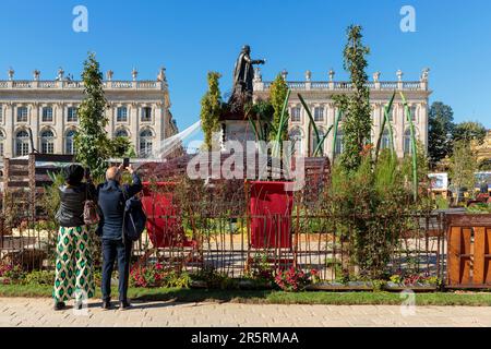 Frankreich, Meurthe et Moselle, Nancy, Stanislas Platz (ehemaliger Königsplatz) erbaut von Stanislas Leszczynski, König von Polen und letzter Herzog von Lothringen im 18. Jahrhundert, von der UNESCO während der Veranstaltung Jardin Ephemere 2022 zum Thema Feuer, Fassaden des Musée des Beaux Arts (Museum der Schönen Künste) und des Pavillon Jacquet, Statue von König Stanislas Stockfoto