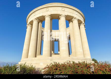 Frankreich, Maas, Lothringen Regional parc, Cotes de Meuse, Montsec, Butte de Montsec, Montsec Kriegsdenkmal des Bildhauers Egerton Swarthout, erbaut 1930 aus Euville-Kalkstein, erinnert an die Angriffe der amerikanischen Armee vom 12. bis 14. September 1918 und vom 9. bis 11. November 1918 auf die Einnahme der St. Mihiel Salient. In der Mitte der Kolonnade befindet sich eine Bronzekarte, die die Lage der St. veranschaulicht Mihiel Salient Fronts. Stockfoto