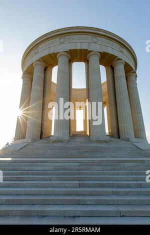 Frankreich, Maas, Lothringen Regional parc, Cotes de Meuse, Montsec, Butte de Montsec, Montsec Kriegsdenkmal des Bildhauers Egerton Swarthout, erbaut 1930 aus Euville-Kalkstein, erinnert an die Angriffe der amerikanischen Armee vom 12. bis 14. September 1918 und vom 9. bis 11. November 1918 auf die Einnahme der St. Mihiel Salient. In der Mitte der Kolonnade befindet sich eine Bronzekarte, die die Lage der St. veranschaulicht Mihiel Salient Fronts. Stockfoto