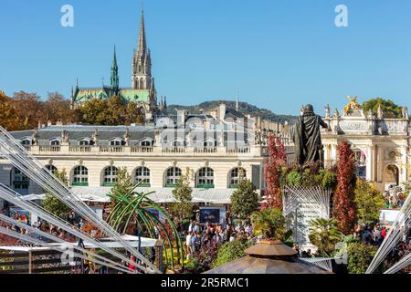 Frankreich, Meurthe et Moselle, Nancy, Stanislas-Platz (ehemaliger Königsplatz), erbaut von Stanislas Leszczynski, König von Polen und letzter Herzog von Lothringen im 18. Jahrhundert, von der UNESCO während der Veranstaltung Jardin Ephemere zum Thema Feuer 2022 zum Weltkulturerbe erklärt, hoher Blick vom Balkon des Stadthauses, Statue des Königs Stanislas, hier Bogen und St. Epvre Basilika im Hintergrund Stockfoto