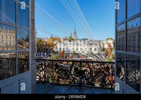 Frankreich, Meurthe et Moselle, Nancy, Stanislas-Platz (ehemaliger Königsplatz), erbaut von Stanislas Leszczynski, König von Polen und letzter Herzog von Lothringen im 18. Jahrhundert, von der UNESCO während der Veranstaltung Jardin Ephemere zum Thema Feuer 2022 zum Weltkulturerbe erklärt, hoher Blick vom Balkon des Stadthauses, Statue des Königs Stanislas, hier Bogen und St. Epvre Basilika im Hintergrund Stockfoto