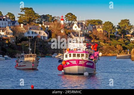 Frankreich, Finistere, Clohars Carnoet, Fischerboot vor dem Leuchtturm von Doelan, kleiner typischer Hafen des südlichen Finistere Stockfoto