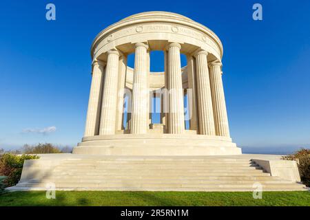 Frankreich, Maas, Lothringen Regional parc, Cotes de Meuse, Montsec, Butte de Montsec, Montsec Kriegsdenkmal des Bildhauers Egerton Swarthout, erbaut 1930 aus Euville-Kalkstein, erinnert an die Angriffe der amerikanischen Armee vom 12. bis 14. September 1918 und vom 9. bis 11. November 1918 auf die Einnahme der St. Mihiel Salient. In der Mitte der Kolonnade befindet sich eine Bronzekarte, die die Lage der St. veranschaulicht Mihiel Salient Fronts. Stockfoto