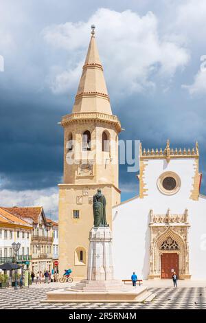 Portugal, Tomar, ehemaliger Sitz des Templerordens, Praca da Republica, Sao Joao Baptista Kirche (Hl. Johannes des Täufers) und die Statue von Gualdim Pais (1118–1195), portugiesischer Kreuzritter, Templer und Gründer der Stadt Tomar Stockfoto