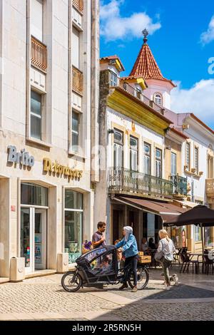 Portugal, Tomar, ehemaliger Sitz des Tempelordens, Serpa Pinto Straße, Fußgängerzone im historischen Zentrum Stockfoto