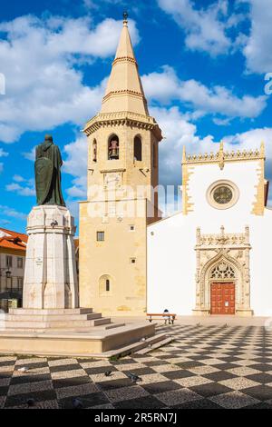 Portugal, Tomar, ehemaliger Sitz des Templerordens, Praca da Republica, Sao Joao Baptista Kirche (Hl. Johannes des Täufers) und die Statue von Gualdim Pais (1118–1195), portugiesischer Kreuzritter, Templer und Gründer der Stadt Tomar Stockfoto