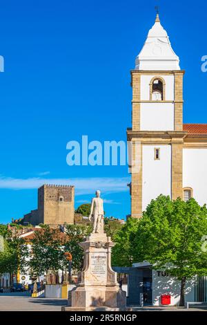 Portugal, Region Alentejo, Castelo de Vide, Praca de Dom Pedro V., Statue des Königs Pedro V. vor der Kirche Santa Maria da Devesa, mittelalterliche Burg im Hinterland Stockfoto