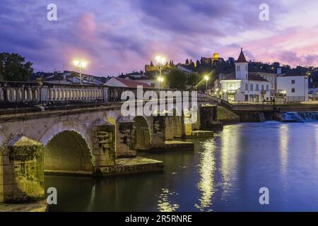 Portugal, Tomar, ehemaliger Sitz des Templerordens, Ponte Velha oder Dom Manuel Brücke am Fluss Nabao, ist eines der Symbole der Stadt Stockfoto