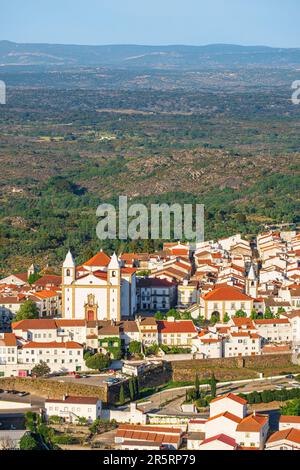 Portugal, Region Alentejo, mittelalterliches Dorf Castelo de Vide, Kirche Santa Maria da Devesa im Zentrum des Dorfes Stockfoto