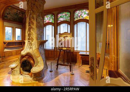 Frankreich, Meurthe et Moselle, Nancy, Villa Majorelle auch Villa Jika genannt, die vom Architekten Henri Sauvage als Maison des Illustres im Jugendstil Ecole de Nancy (Schule Nancy) gelistet wurde, der Speisesaal bei der Werkstatt Majorelle, der Kamin aus brennbarem Sandstein von Alexandre Bigot, Fresko-Fries von Francis Jourdain und Buntglasfenster, die Kürbispflanzen des Glasmeisters Jacques Gruber darstellen, befinden sich in der Rue Majorelle Stockfoto