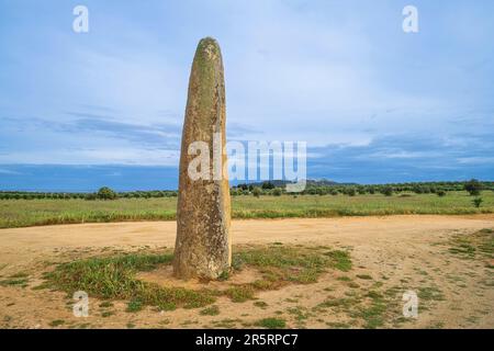 Portugal, Region Alentejo, Umgebung von Monsaraz, Menhir von Outeiro aus der Halkoklithik oder Kupferzeit Stockfoto