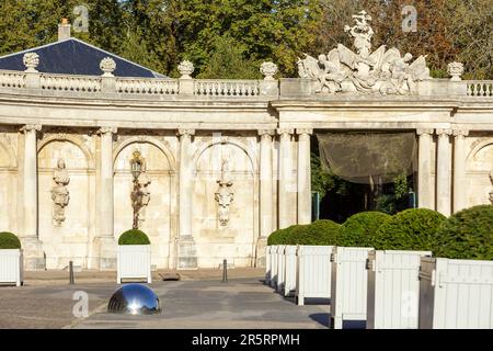 Frankreich, Meurthe et Moselle, Nancy, halbkreisförmige Kolonnade im Halbkreis mit Statuen, die Götter und Göttin des Olymp darstellen, am Place de la Carriere (Carriere-Platz) hier wurde im 18. Jahrhundert vom Architekten Emmanuel im klassischen Stil und im Hintergrund im Pepiniere Public park in dem Gebiet umgebaut, das von der UNESCO zum Weltkulturerbe erklärt wurde Stockfoto