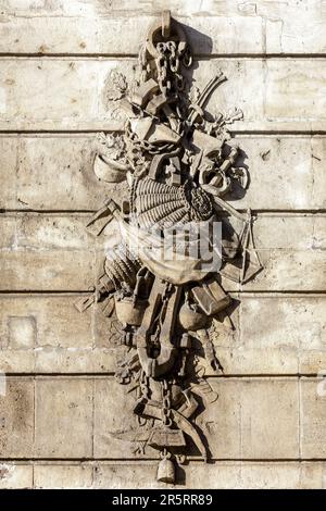 Frankreich, Meurthe et Moselle, Nancy, Detail eines der Basreliefs auf der Fassade des Maison Faber (Haus Faber), das die Werkzeuge des Schmieds darstellt, der vom Architekten Nicolas Grillot im Jahre 1793 gebaut wurde, befindet sich in der Rue Saint Dizier Stockfoto
