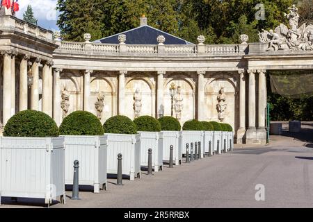 Frankreich, Meurthe et Moselle, Nancy, halbkreisförmige Kolonnade im Halbkreis mit Statuen, die Götter und Göttin des Olymp darstellen, und Fassade des Palais de l'Intendance, heute Palais du Gouvernement (Regierungspalast) in Anlehnung an die französische Regierung, die die Region Lothringen während der Herrschaft von Stanislas Leszczynski verwaltete, befindet sich der Place de la Carriere (Carriere-Platz), der vom Architekten Emmanuel hier im 18. Jahrhundert im klassischen Stil umgebaut wurde, und der öffentliche park Pepiniere im Hintergrund in dem Gebiet, das von der UNESCO zum Weltkulturerbe erklärt wurde Stockfoto