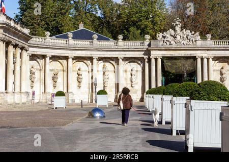 Frankreich, Meurthe et Moselle, Nancy, halbkreisförmige Kolonnade im Halbkreis mit Statuen, die Götter und Göttin des Olymp darstellen, und Fassade des Palais de l'Intendance, heute Palais du Gouvernement (Regierungspalast) in Anlehnung an die französische Regierung, die die Region Lothringen während der Herrschaft von Stanislas Leszczynski verwaltete, befindet sich der Place de la Carriere (Carriere-Platz), der vom Architekten Emmanuel hier im 18. Jahrhundert im klassischen Stil umgebaut wurde, und der öffentliche park Pepiniere im Hintergrund in dem Gebiet, das von der UNESCO zum Weltkulturerbe erklärt wurde Stockfoto