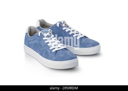 Männer Sneaker in blauem Leder mit weißer Spitze und Gummisohle isoliert auf weißem Hintergrund. Sportliche Freizeitschuhe für Herren. Modische Turnschuhe. Männlich Stockfoto