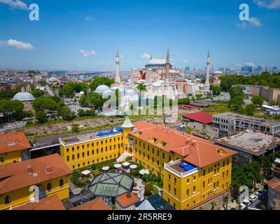 Hagia Sophia aus der Vogelperspektive in Sultanahmet in der historischen Stadt Istanbul, Türkei. Die historischen Gegenden von Istanbul gehören seit 1985 zum UNESCO-Weltkulturerbe. Stockfoto