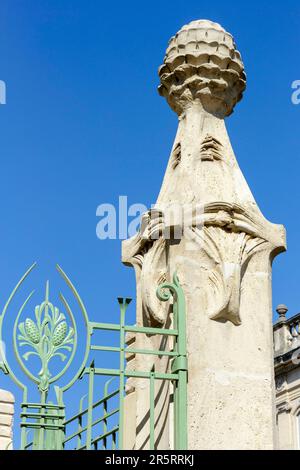 Frankreich, Meurthe et Moselle, Nancy, Detail des Schmiedeeisens, das die Kiefernzapfen des Zauns und die Steinsäule darstellt, auf deren Spitze die Skulptur eines Kiefernzapfens des Hauses steht, das zwischen 1907 und 1908 vom Architekten Lucien Weissenburger von der Ecole de Nancy (Schule von Nancy) erbaut wurde im Jugendstil für Dr. Paul Louis Spillmann, heute Sitz des OMH (Office Metropolitain de l'Habitat) in der Rue Saint Leon Stockfoto