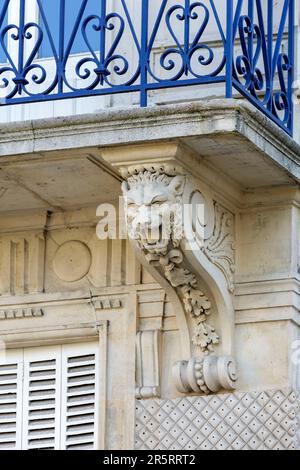 Frankreich, Meurthe et Moselle, Nancy, Detail einer Konsole, die den Kopf eines Löwen an der Fassade eines Wohngebäudes darstellt, das Ende des 19. Jahrhunderts im neoklassizistischen Stil erbaut wurde und sich in der Rue Victor Hugo befindet Stockfoto