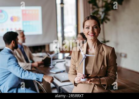 Porträt einer selbstbewussten Geschäftsfrau während einer Teambesprechung. Stockfoto