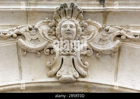 Frankreich, Meurthe et Moselle, Nancy, Detail eines Mascs & aron, das das Gesicht einer Frau an der Fassade eines ehemaligen Herrenhauses darstellt, das im 18. Jahrhundert erbaut wurde und heute ein Apartmentgebäude in der Rue Saint Dizier ist Stockfoto