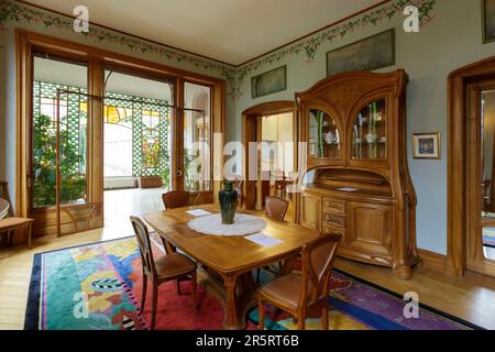 Frankreich, Meurthe et Moselle, Nancy, Möbel des kleinen Wohnzimmers von Eugene Vallin und Buntglasfenster des Wintergartens von Joseph Janin aus dem Bergeret-Haus ein Herrenhaus im Jugendstil Ecole de Nancy des Architekten Lucien Weissenburger, erbaut zwischen 1903 und 1905 für den Drucker Albert Bergeret in der Rue Lionnois Stockfoto