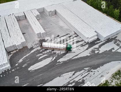 Fabriklager für Betonblöcke aus Schaumstoff Luftaufnahme. Stockfoto