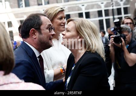 Antwerpen, Belgien. 05. Juni 2023. Nancy Faeser (r, SPD), Bundesministerin für Inneres und Inneres, Und der belgische Justizminister Vincent Van Quickenborne (l) verabschiedet sich vor dem belgischen Innenminister Annelies Verlinden (m) nach der letzten Sitzung der Innen- und Justizminister von sechs europäischen Ländern zur Bekämpfung der organisierten Kriminalität in Antwerpen. Kredit: Carsten Koall/dpa/Alamy Live News Stockfoto