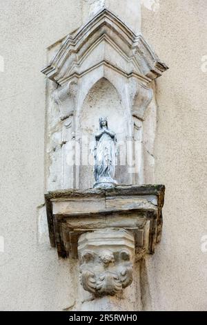 Frankreich, Meurthe et Moselle, Nancy, Statue der Jungfrau Maria an der Fassade eines Hauses an der Ecke Rue de l'Abbe Gregoire und Avenue du Marechal de Lattre de Tassigny Stockfoto