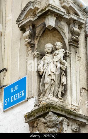 Frankreich, Meurthe et Moselle, Nancy, Skulptur der Jungfrau Maria, die ein Kind an der Fassade eines Apartmenthauses in der Rue Saint Dizier hält Stockfoto
