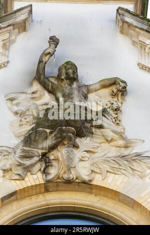 Frankreich, Meurthe et Moselle, Nancy, Detail einer Skulptur stammt aus dem cercle des Etudiants an der Fassade der Erweiterung des Musée des beaux Arts de nancy aus dem Jahr 1990 in der Rue Gustave Simon in der Nähe des Place Stanislas (Stanislas-Platz, ehemaliger Königsplatz) erbaut von Stanislas Leszczynski, König von Polen und letzter Herzog von Lothringen im 18. Jahrhundert, das von der UNESCO zum Weltkulturerbe erklärt wurde Stockfoto