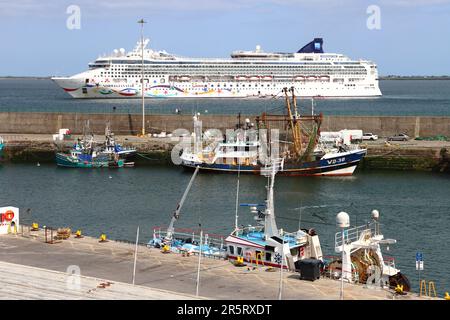 NCL Norweigian Star vertäute Offshore- und Fischereifahrzeuge im Hafen von Dunmore East, County Waterford, Irland Stockfoto