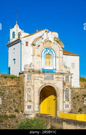 Portugal, Region Alentejo, Elvas, befestigte Garnisonsstadt (UNESCO-Weltkulturerbe), das Innentor von Esquina und die Kapelle Nossa Senhora da Conceicao (unsere Lieben Frau von der Empfängnis), erbaut im 17. Jahrhundert Stockfoto