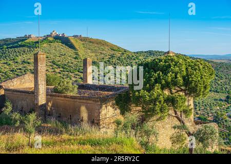 Portugal, Region Alentejo, Elvas, befestigte Garnisonsstadt (UNESCO-Weltkulturerbe), Blick von der Stadtmauer, Festung Nossa Senhora da Graca im Hintergrund Stockfoto