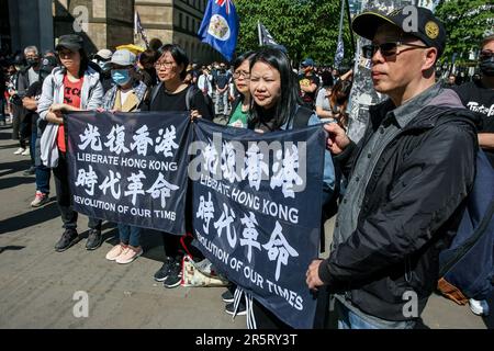 Manchester, Großbritannien. 04. Juni 2023. Die Teilnehmer halten während der Veranstaltung Banner, die ihre Meinung zum Ausdruck bringen. Manchester Stände mit Anhängern aus Hongkong veranstalteten eine Nachtwache und eine Gedenkveranstaltung im St. Petersplatz. Rund 400 friedliche Demonstranten hielten Plakate und Flaggen zum Gedenken an die Opfer des Massakers von Tiananmen am 4. Juni 1989 und erinnerten sich auch an diejenigen, die bei den Protesten für die Demokratie in Hongkong gekämpft haben. Kredit: SOPA Images Limited/Alamy Live News Stockfoto