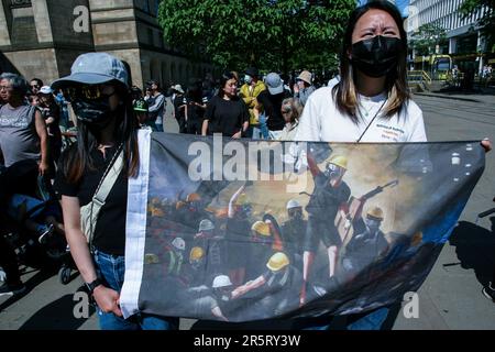 Manchester, Großbritannien. 04. Juni 2023. Die Teilnehmer halten während der Veranstaltung ein Banner, auf dem sie ihre Meinung zum Ausdruck bringen. Manchester Stände mit Anhängern aus Hongkong veranstalteten eine Nachtwache und eine Gedenkveranstaltung im St. Petersplatz. Rund 400 friedliche Demonstranten hielten Plakate und Flaggen zum Gedenken an die Opfer des Massakers von Tiananmen am 4. Juni 1989 und erinnerten sich auch an diejenigen, die bei den Protesten für die Demokratie in Hongkong gekämpft haben. Kredit: SOPA Images Limited/Alamy Live News Stockfoto