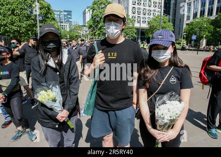 Manchester, Großbritannien. 04. Juni 2023. Die Teilnehmer nehmen an der Veranstaltung Teil. Manchester Stände mit Anhängern aus Hongkong veranstalteten eine Nachtwache und eine Gedenkveranstaltung im St. Petersplatz. Rund 400 friedliche Demonstranten hielten Plakate und Flaggen zum Gedenken an die Opfer des Massakers von Tiananmen am 4. Juni 1989 und erinnerten sich auch an diejenigen, die bei den Protesten für die Demokratie in Hongkong gekämpft haben. Kredit: SOPA Images Limited/Alamy Live News Stockfoto