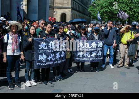 Manchester, Großbritannien. 04. Juni 2023. Die Teilnehmer halten während der Veranstaltung Banner, die ihre Meinung zum Ausdruck bringen. Manchester Stände mit Anhängern aus Hongkong veranstalteten eine Nachtwache und eine Gedenkveranstaltung im St. Petersplatz. Rund 400 friedliche Demonstranten hielten Plakate und Flaggen zum Gedenken an die Opfer des Massakers von Tiananmen am 4. Juni 1989 und erinnerten sich auch an diejenigen, die bei den Protesten für die Demokratie in Hongkong gekämpft haben. Kredit: SOPA Images Limited/Alamy Live News Stockfoto