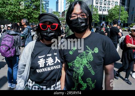 Manchester, Großbritannien. 04. Juni 2023. Die Teilnehmer nehmen an der Veranstaltung Teil. Manchester Stände mit Anhängern aus Hongkong veranstalteten eine Nachtwache und eine Gedenkveranstaltung im St. Petersplatz. Rund 400 friedliche Demonstranten hielten Plakate und Flaggen zum Gedenken an die Opfer des Massakers von Tiananmen am 4. Juni 1989 und erinnerten sich auch an diejenigen, die bei den Protesten für die Demokratie in Hongkong gekämpft haben. (Foto: Andrew McCoy/SOPA Images/Sipa USA) Guthaben: SIPA USA/Alamy Live News Stockfoto