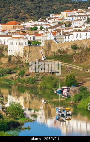 Portugal, Region Alentejo, Mertola, Zitadelle am Ufer des Guadiana-Flusses Stockfoto