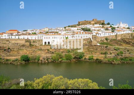 Portugal, Alentejo Region, Mertola, Zitadelle am Ufer des Guadiana Flusses, der von seiner mittelalterlichen Burg dominiert wird Stockfoto