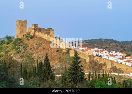 Portugal, die Region Alentejo, Mertola, die mittelalterliche Burg dominiert die Zitadelle Stockfoto