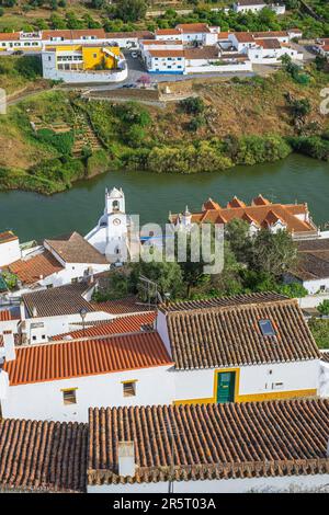 Portugal, Region Alentejo, Mertola, Zitadelle am Ufer des Guadiana-Flusses Stockfoto