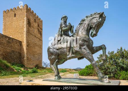 Portugal, Region Alentejo, Mertola, Reiterstatue von Ahmad Ibn Qasi (?-1151), Figur in der islamischen Geschichte Portugals, vor der mittelalterlichen Burg Stockfoto