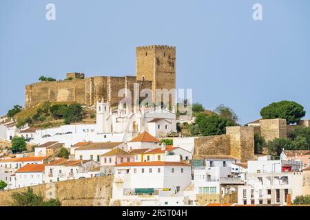 Portugal, die Region Alentejo, Mertola, die mittelalterliche Burg dominiert die Zitadelle und die Matrizkirche, die Mariä Himmelfahrt Stockfoto